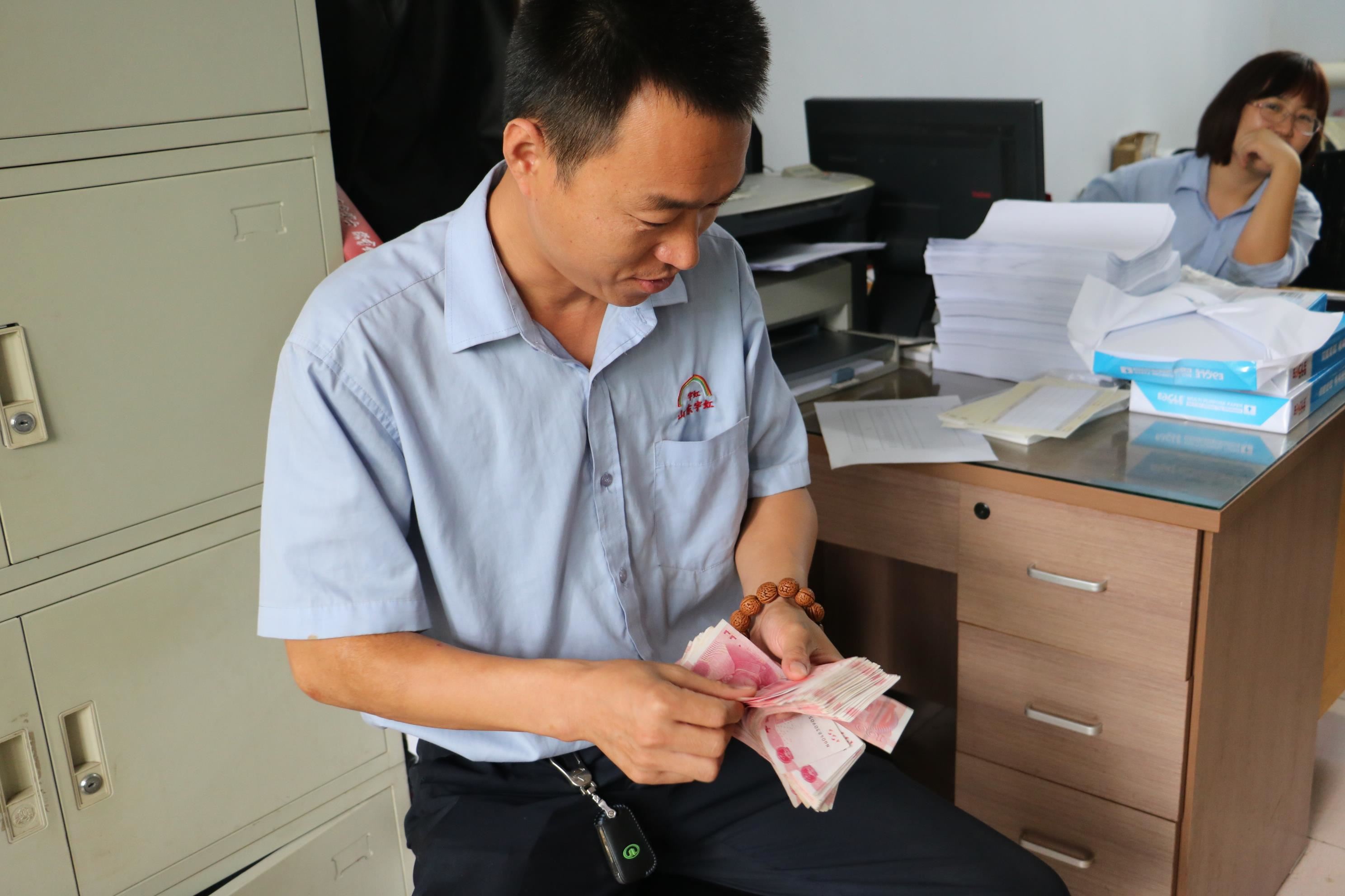 【看片软件APP颜料】|中秋福相伴，好礼致员工